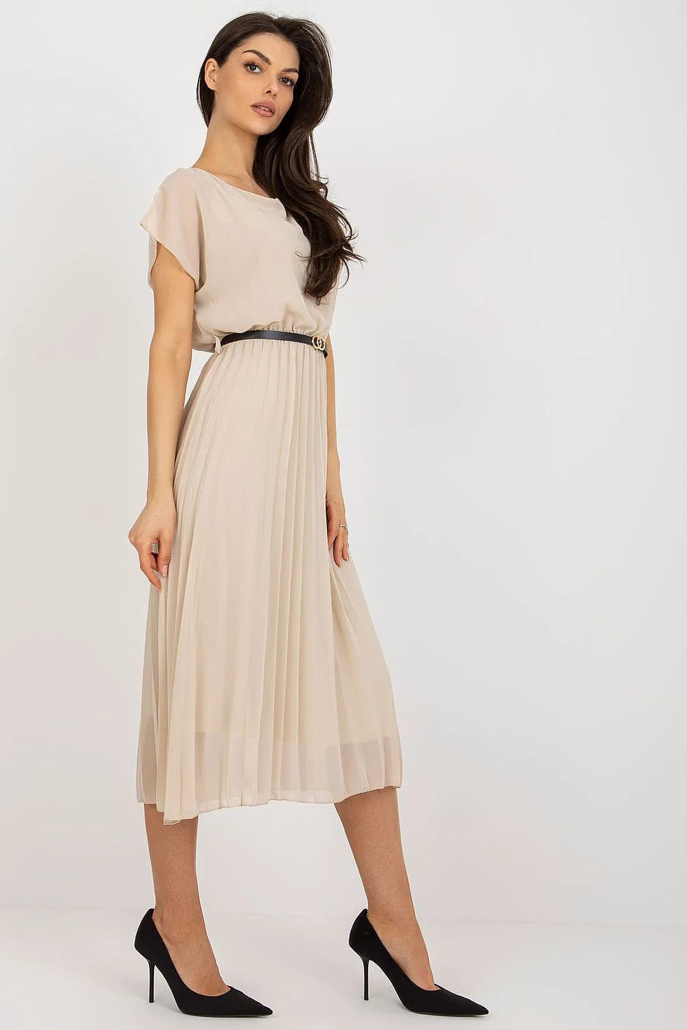 robe cocktail midi plissée beige champagne chiffon légère manches kimono courtes encolure ronde taille marquée ceinture noire boucle dorée évasée