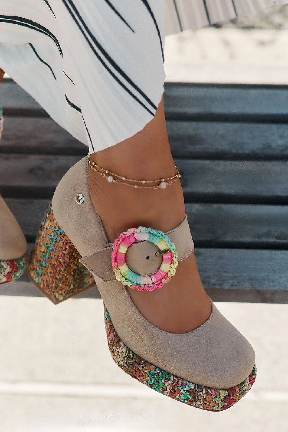 Escarpins talon large design rétro chic daim cuir beige multicolore femmes confortable soirée quotidien