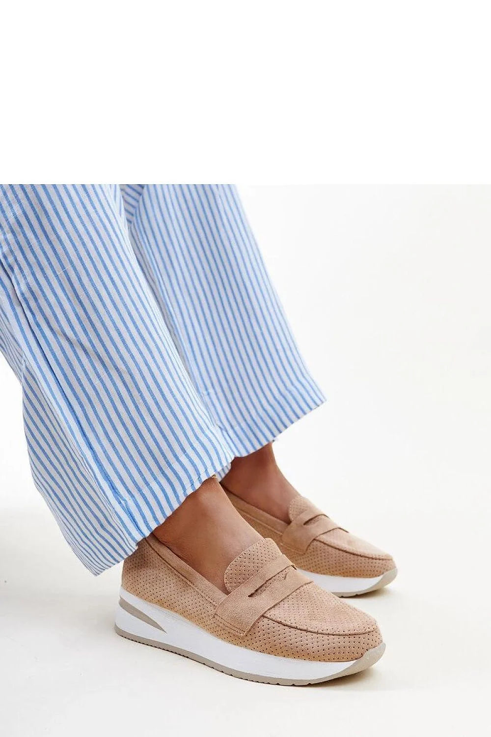 Mocassins pour femmes design moderne décontracté couleur beige perforé cuir suédé semelle épaisse blanche confortable occasion quotidienne
