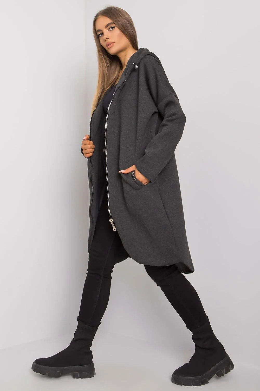 Manteau pour femmes design moderne audacieux couleur fuchsia vif coupe oversize matériau structuré fonctionnalité confort