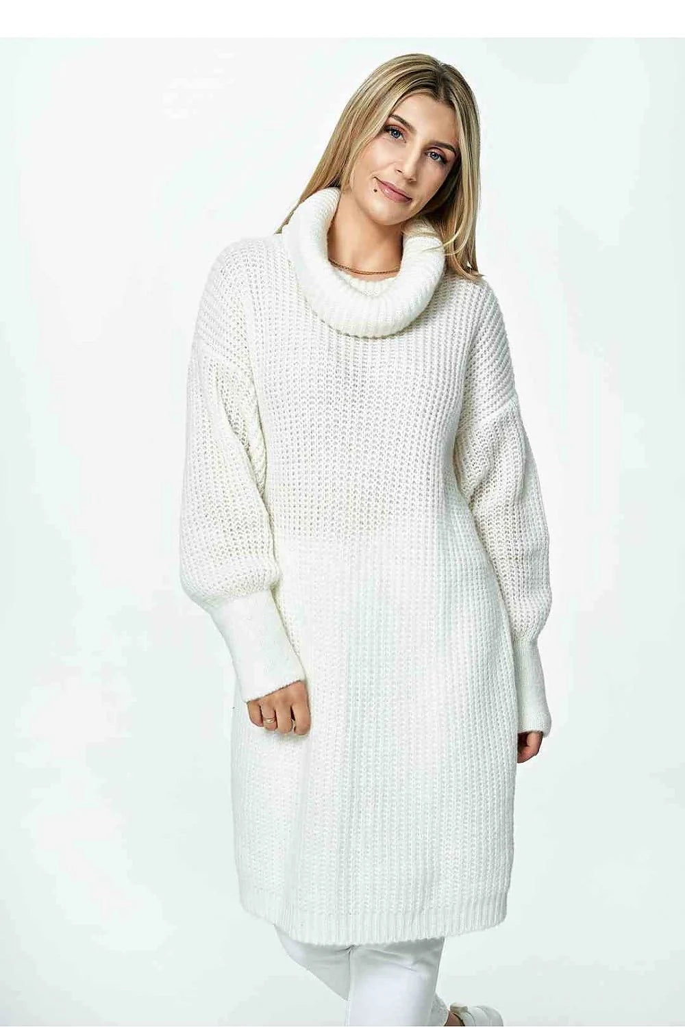 Pull long pour femme en mélange de laine, style moderne, col roulé épais, manches longues, texture maille large, couleur blanc cassé, coupe ample, finitions côtelées, idéal pour les saisons froides