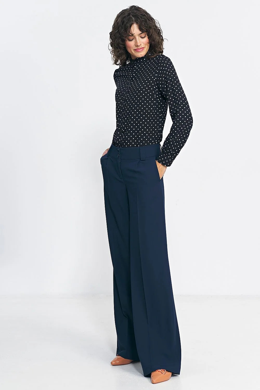 Chemise femme longues manches boutonnée col montant pois blancs sur fond noir 100% viscose élégante professionnelle