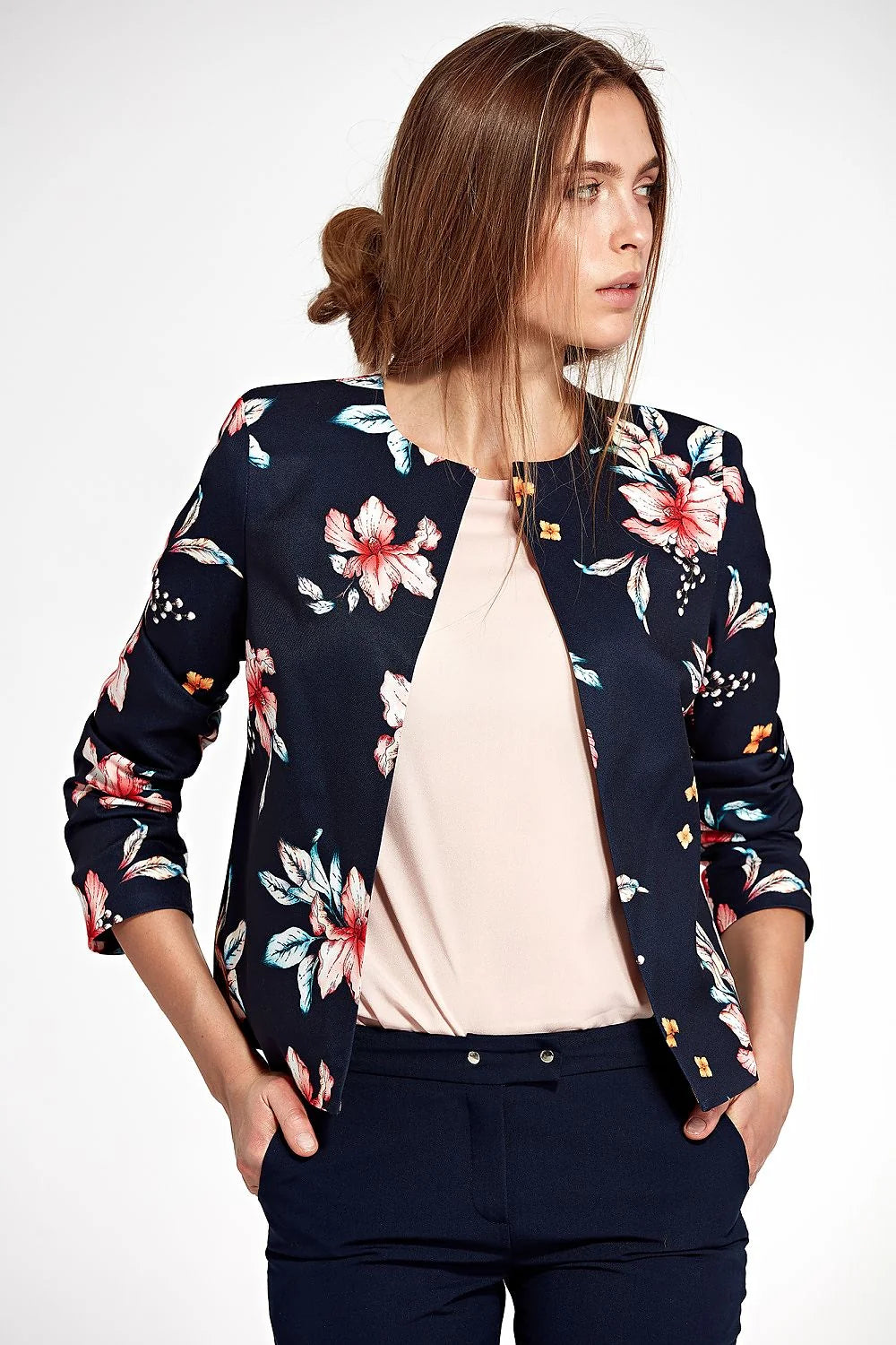 blazer femme veste sans col imprimé floral multicolore fond bleu marine cintrée épaules structurées manches retroussées