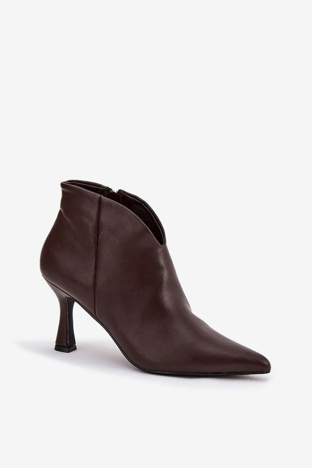 bottines femme simili cuir marron foncée bout pointu talon fin silhouette affinée tige asymétrique fermeture éclair minimaliste élégante