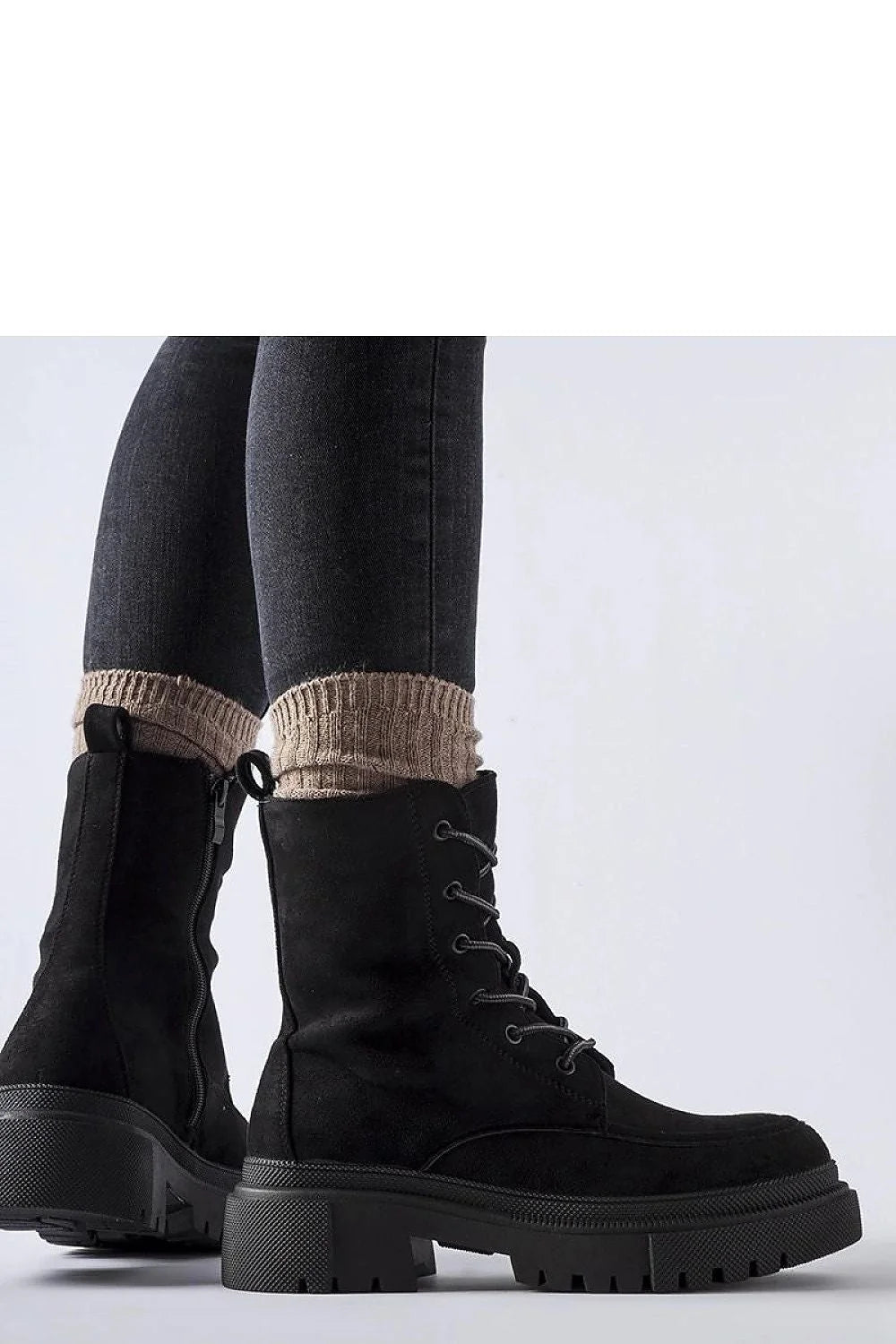 bottines montantes noires suédine synthétique style combat urbain semelle plateforme crantée épaisse amortissante antidérapante maintien cheville lacets œillets fermeture latérale