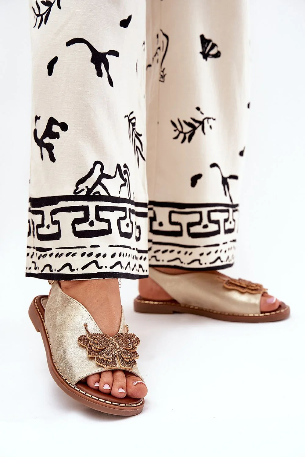 ensemble pantalon ample blanc cassé motifs noirs bohème fluide couvrante sandales mule dorées papillon brodé perlé cuir métallisé