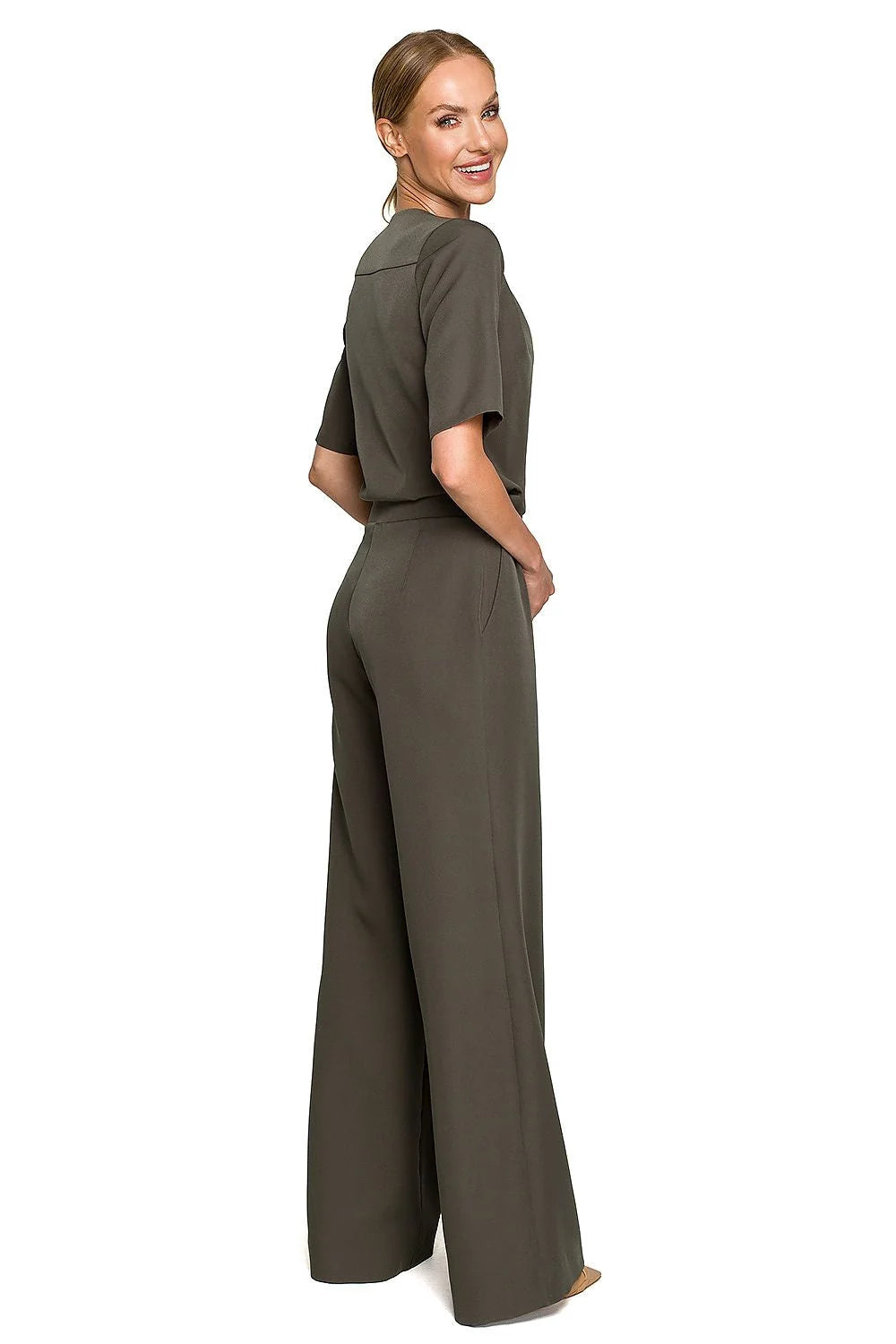 Combinaison moderne vert vif crêpe fluide manches courtes décolleté V lanière décorative pantalon palazzo plis poches latérales style