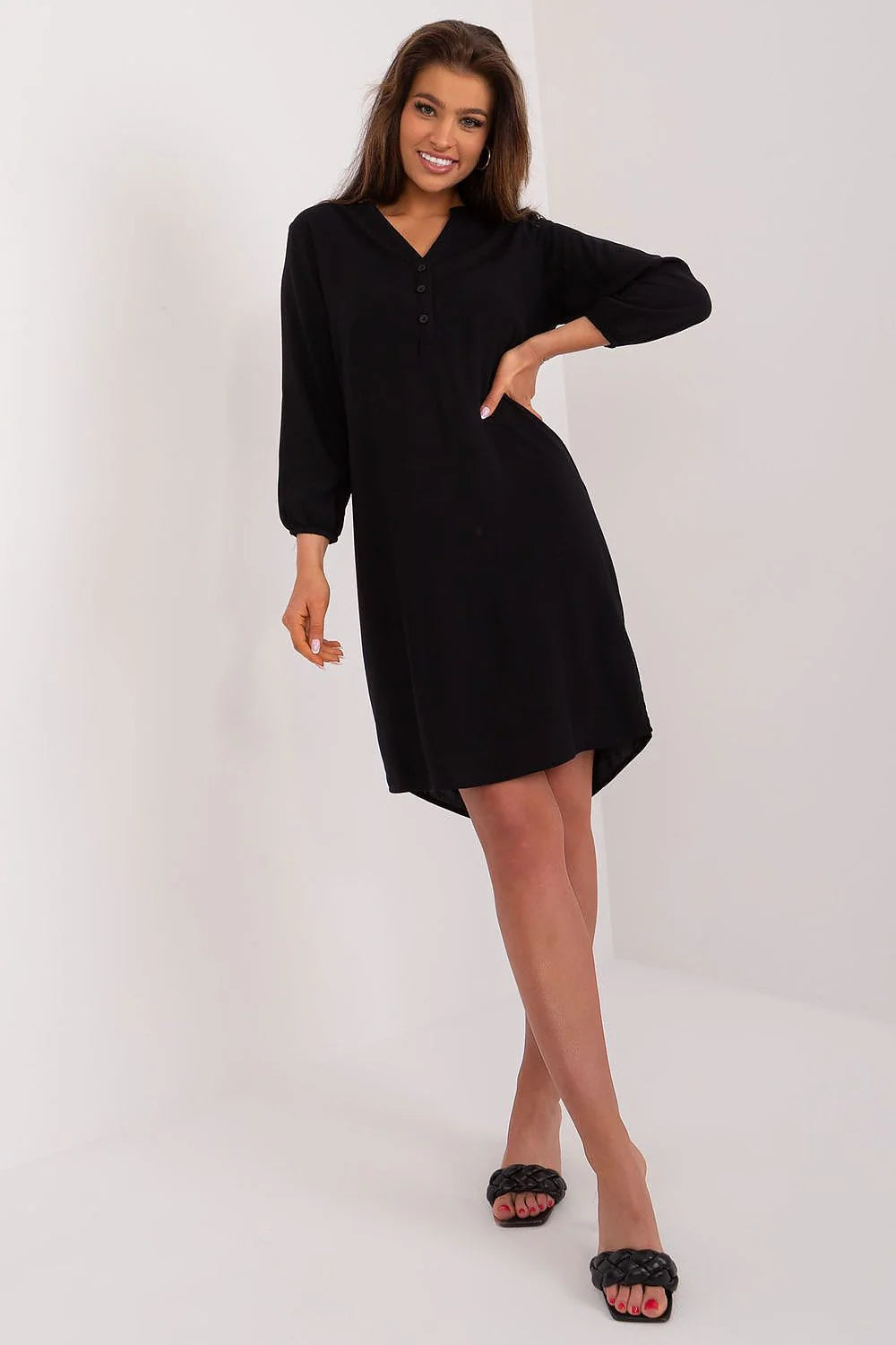robe noire simple élégante droite trapèze longueur genou asymétrique dos col V boutonnée manches ballon poignets élastiqués tissu fluide léger