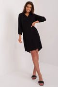robe noire simple élégante droite trapèze longueur genou asymétrique dos col V boutonnée manches ballon poignets élastiqués tissu fluide léger
