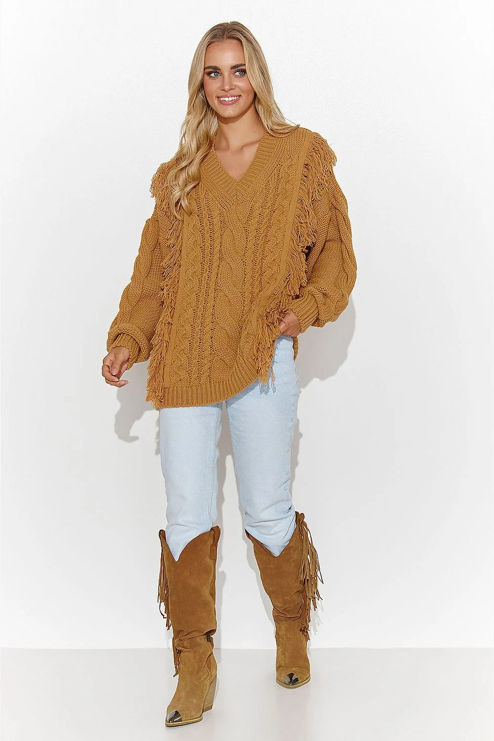 Chandail Makadamia pour femme en tricot moutarde, style casual, encolure en V, franges et motif à torsades
