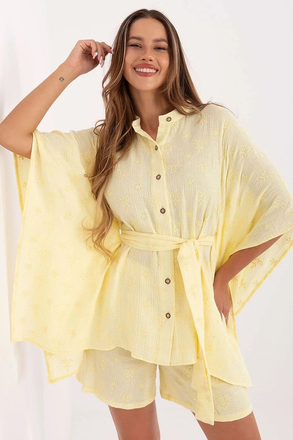 Ensemble féminin tunique et short brodés en mousseline coton jaune pastel manches larges col Mao ceinture assortie femme occasion été
