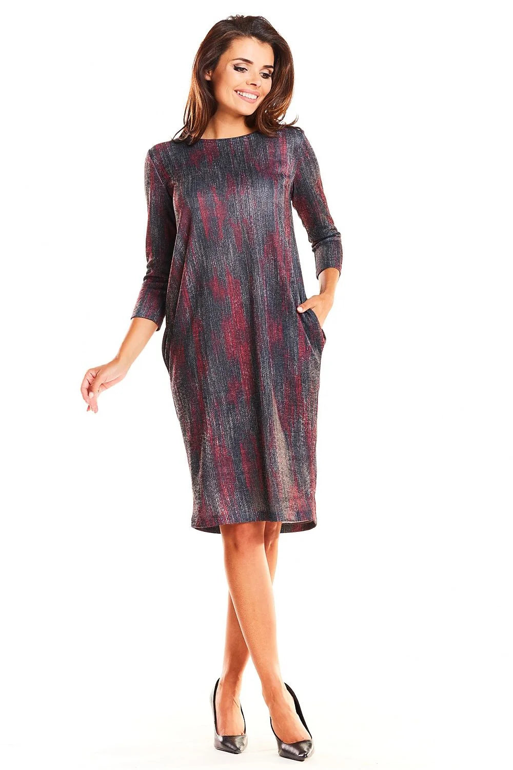 Robe élégante en tissu tricoté bleu marine motifs géométriques chic manches trois-quarts col rond