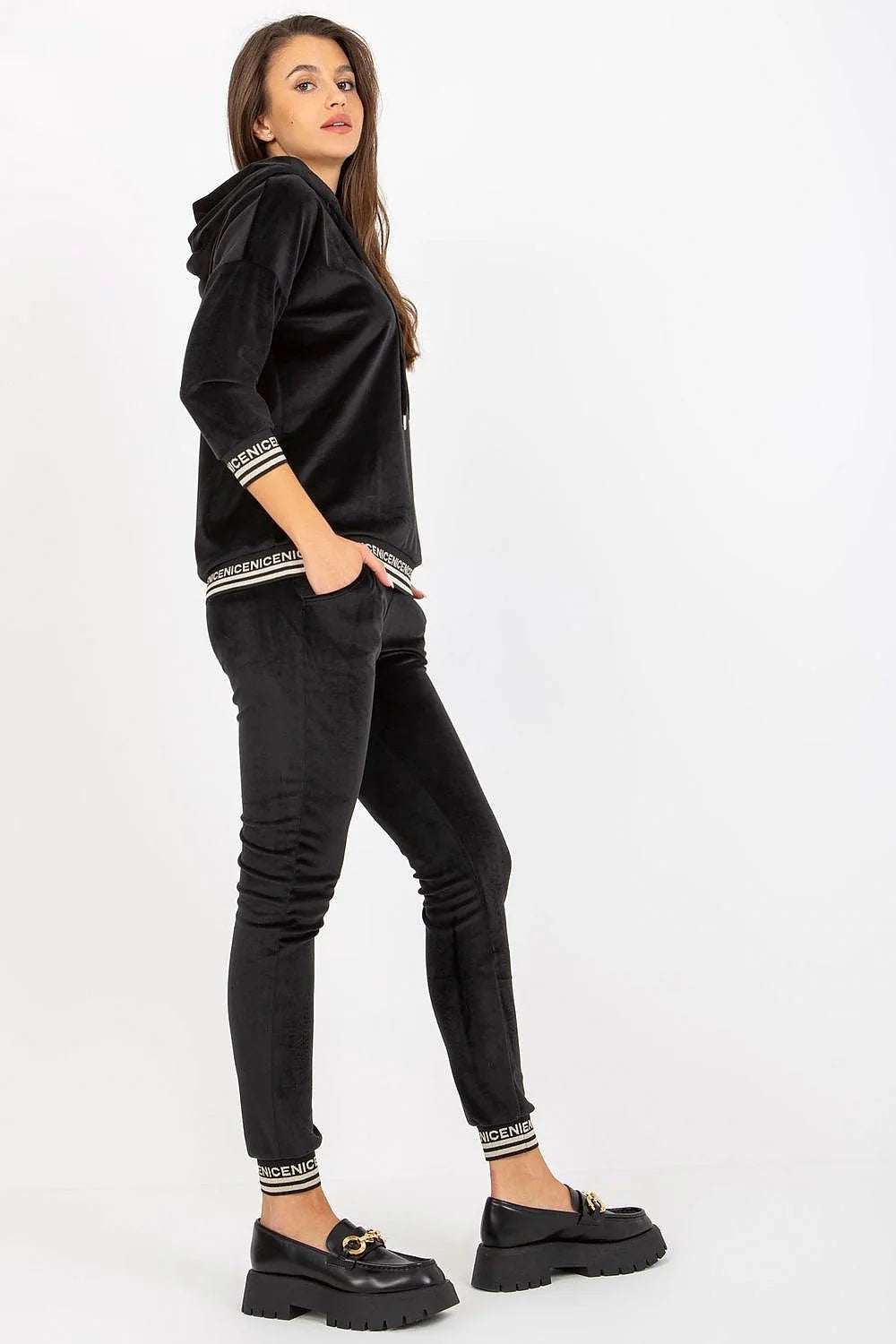 Ensemble détente pour femmes en velours noir manches longues capuche ajustée pantalon élasthanne viscose