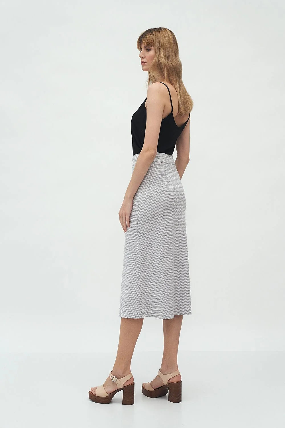 Jupe midi tricot fin motif chevrons évasée élégante gris clair taille haute classique intemporelle