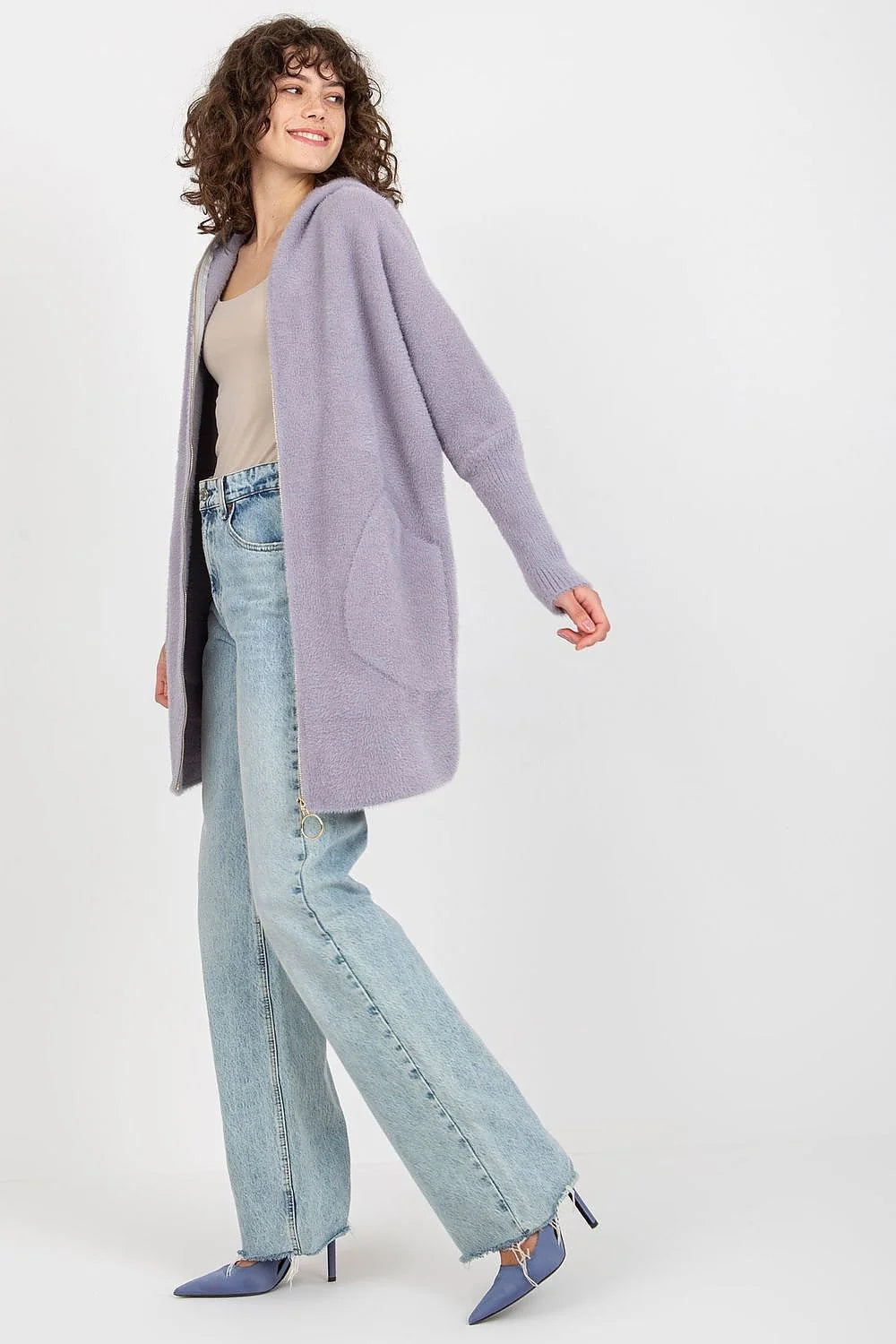 Manteau pour femme en peluche douillet chic couleur noire coupe longue manches longues capuche poches latérales zippé élégant