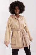 Manteau d'hiver pour femme style casual et chic matière suédine fausse fourrure couleur beige avec capuche et ceinture