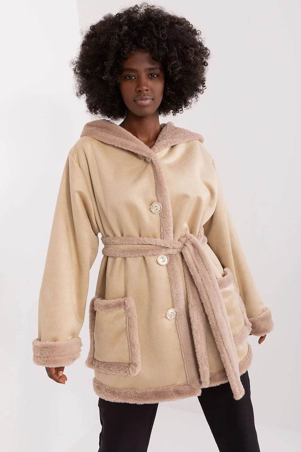 Manteau d'hiver pour femme style casual et chic matière suédine fausse fourrure couleur beige avec capuche et ceinture