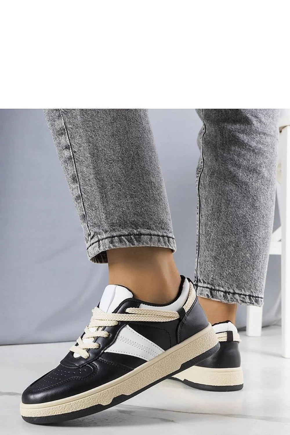 Chaussures de sport décontractées design moderne couleur noire avec accents blancs femmes conforturable lacets blanc cassé
