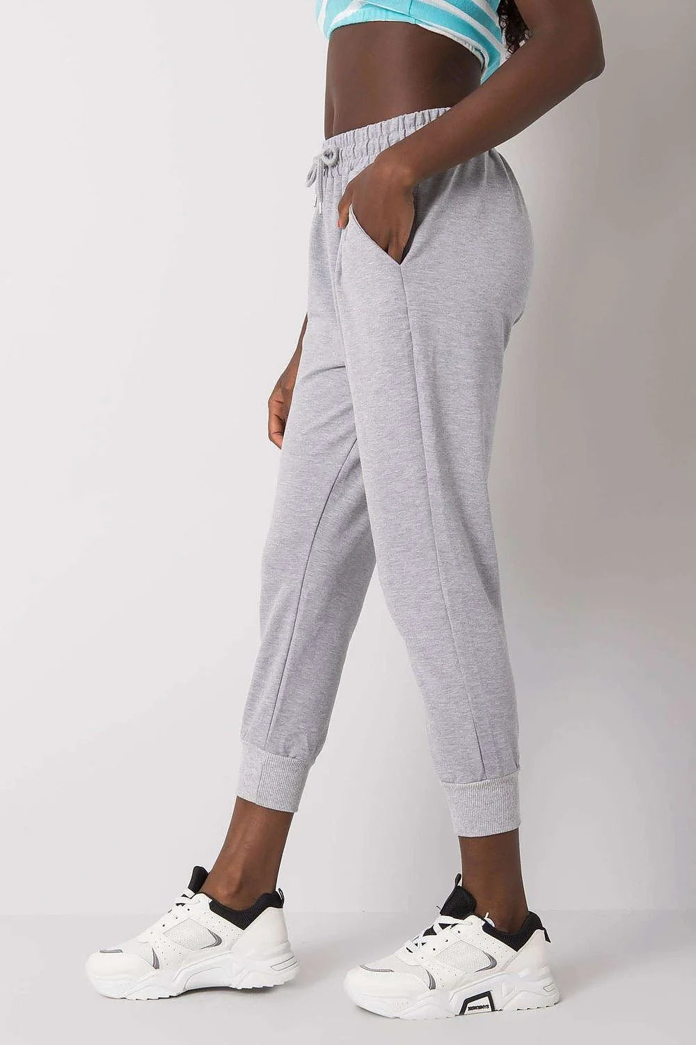 Pantalon survêtement Fancy pour femmes, style moderne, confortable, taille élastique, polyester et coton, poches latérales, finitions côtelées, occasion quotidienne, look sportswear