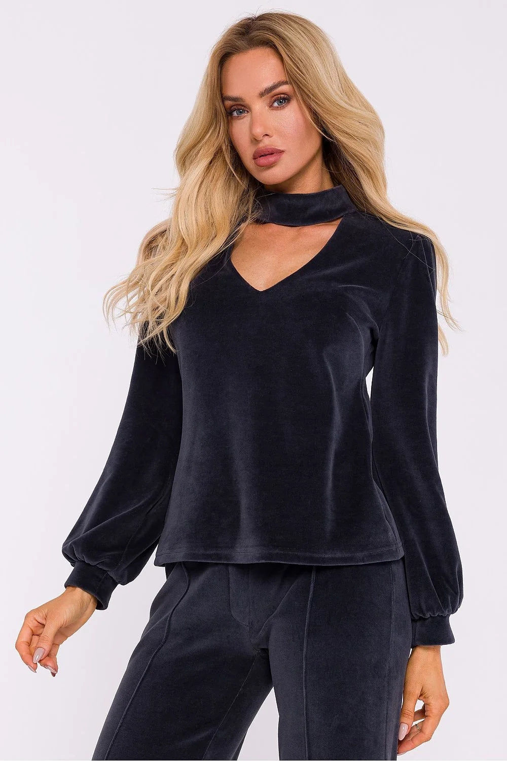 Tenue chic deux pièces coordonnée velours bleu marine haut col montant pantalon ajusté femme