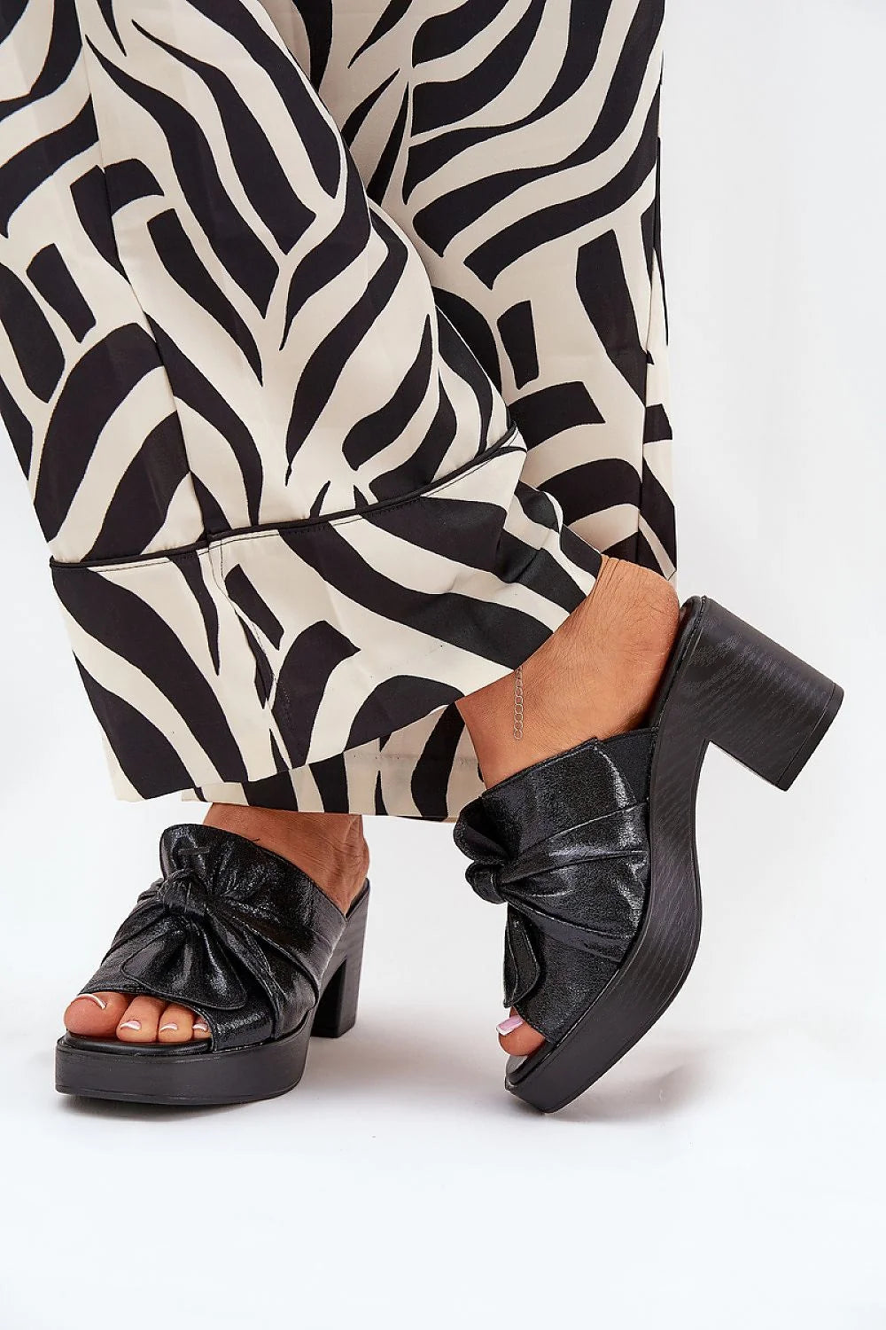 Sandales pour femmes modernes talon bloc cuir noir écolabellisé semelle plateforme nœud décoratif Jezzi