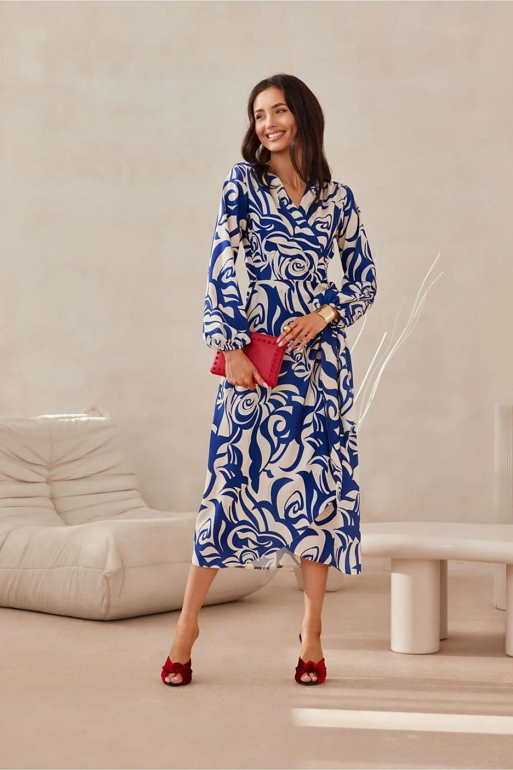 Robe de jour Roco Fashion midi manches longues design croisé motif bleu vif sur fond blanc taille ajustable élasthanne polyester