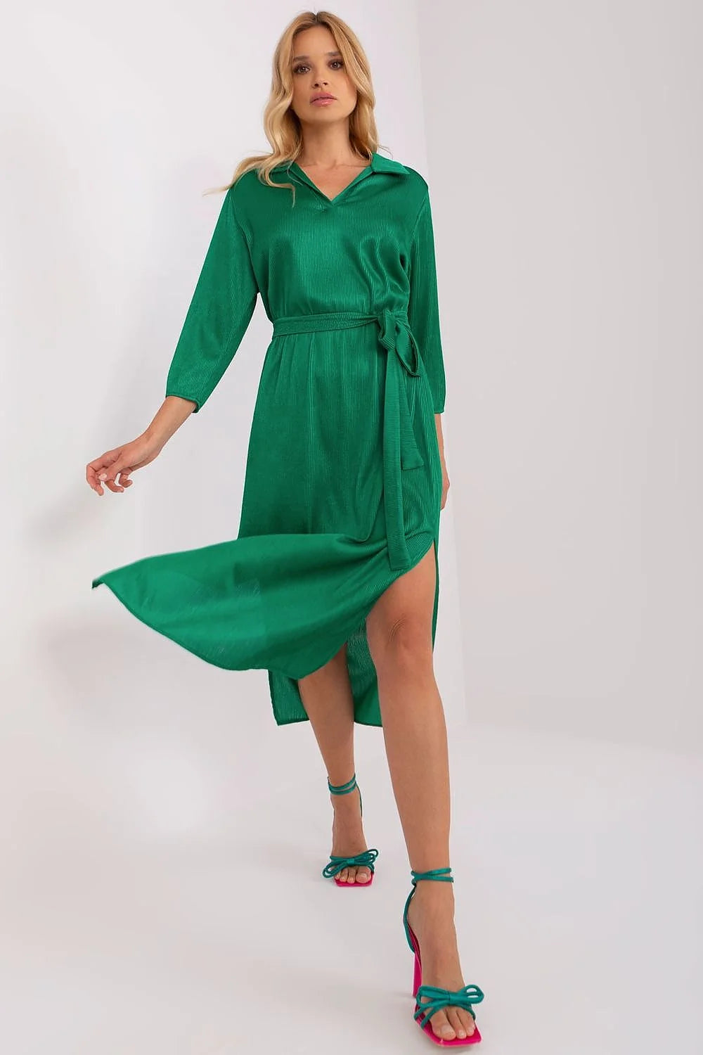 robe midi chemise vert émeraude satinée côtelée fluide col V revers manches trois quarts ceinture nouée taille cintrée fente latérale