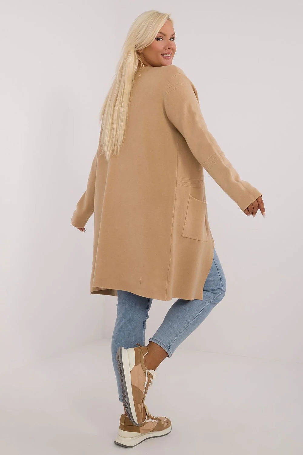 Cardigan femme moderne longue coupe droite beige camel manches longues poches plaquées fermeture éclair grande taille