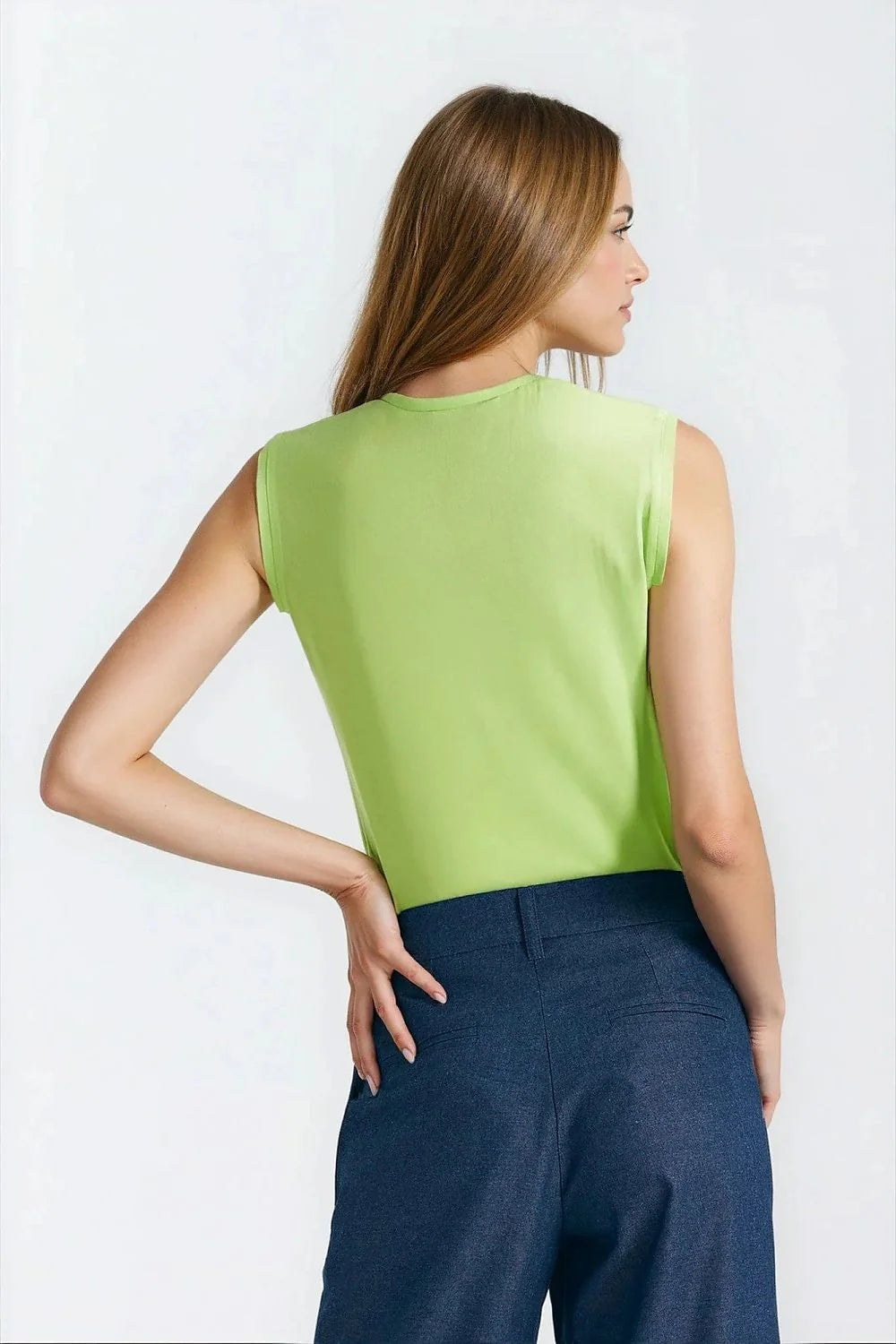 chemisier femme viscose fluide satinée sans manches encolure plongeante plis délicats coupe droite légèrement évasée ourlet arrondi citron