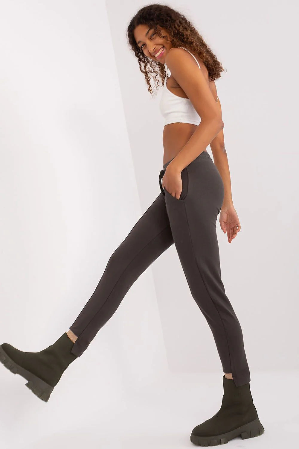 ensemble femme bralette blanche minimaliste stretch bretelles fines joggers gris anthracite slim taille haute poches latérales bottines olive
