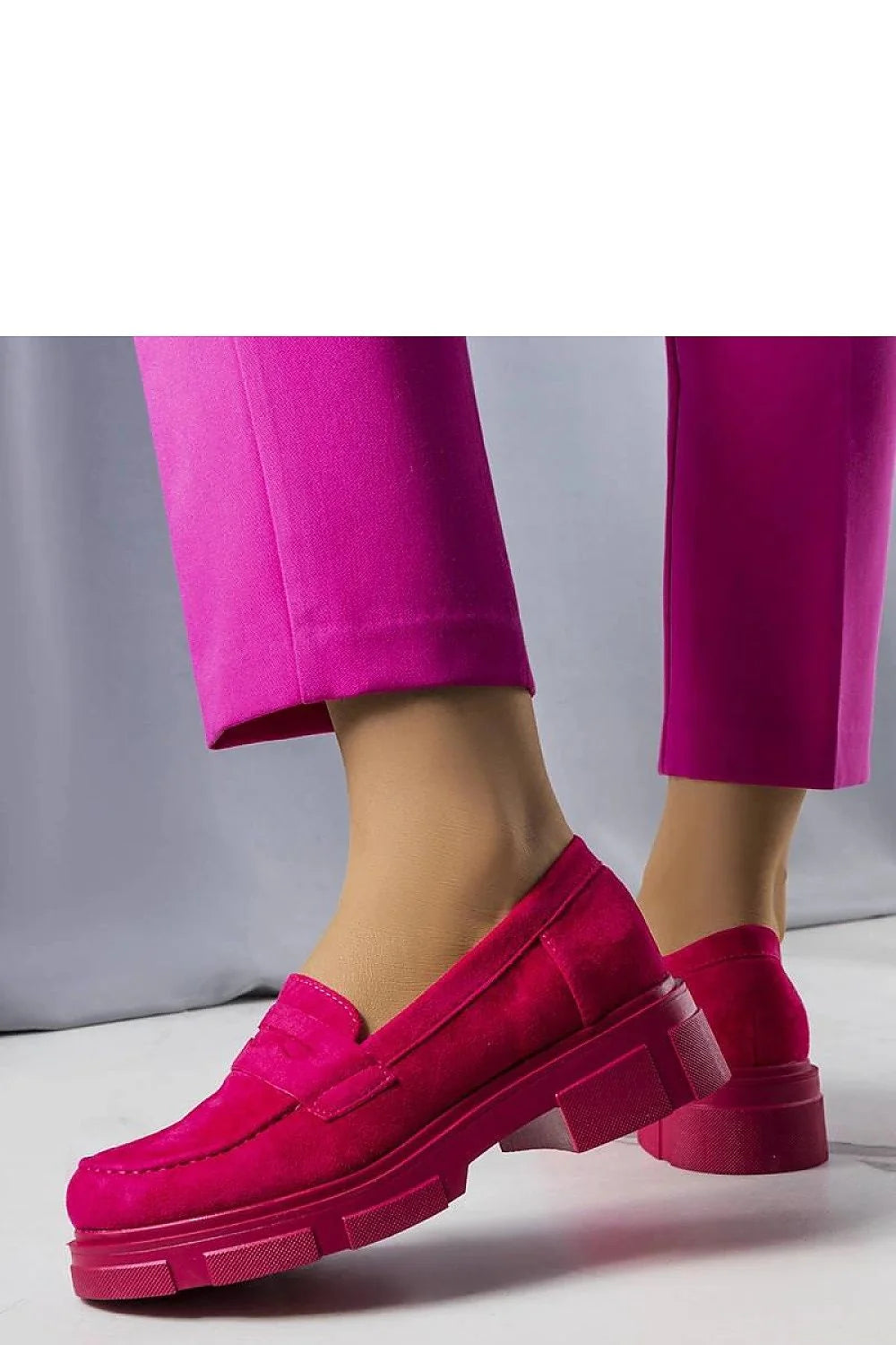 Mocassins femmes design moderne audacieux fuchsia vif faux daim texture douce semelle colorée confort optimal
