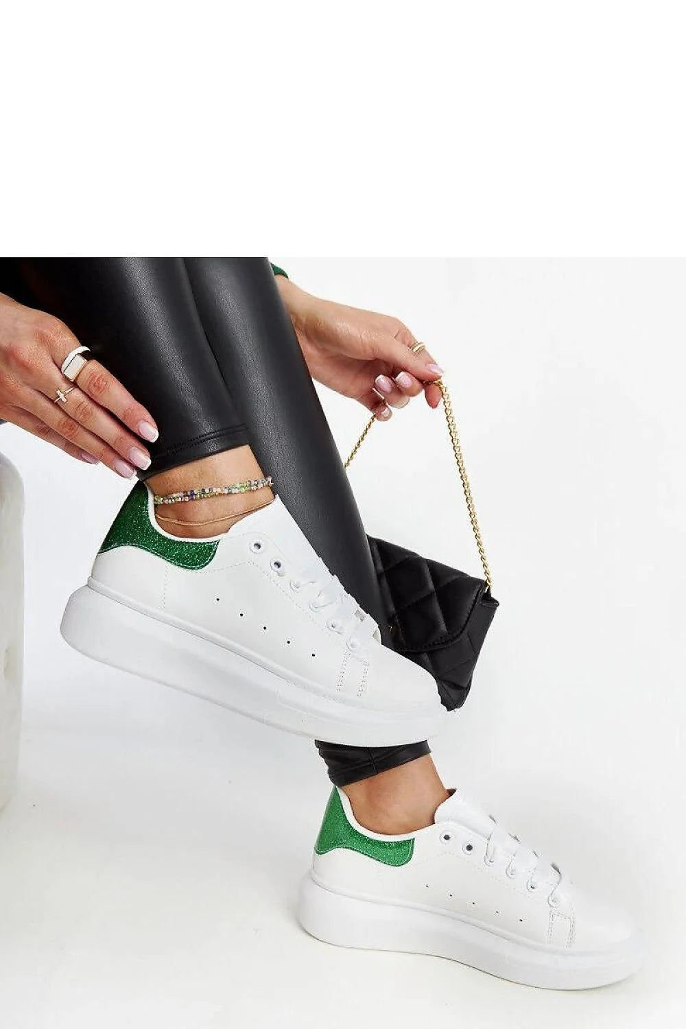 Baskets femme design moderne épuré cuir blanc semelle épaisse talon vert scintillant confortable été