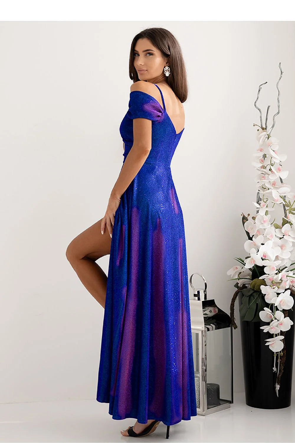 Robe longue soirée élégante coupe évasée décolleté en cœur matériaux luxueux bleu vif fente finitions soignées femme