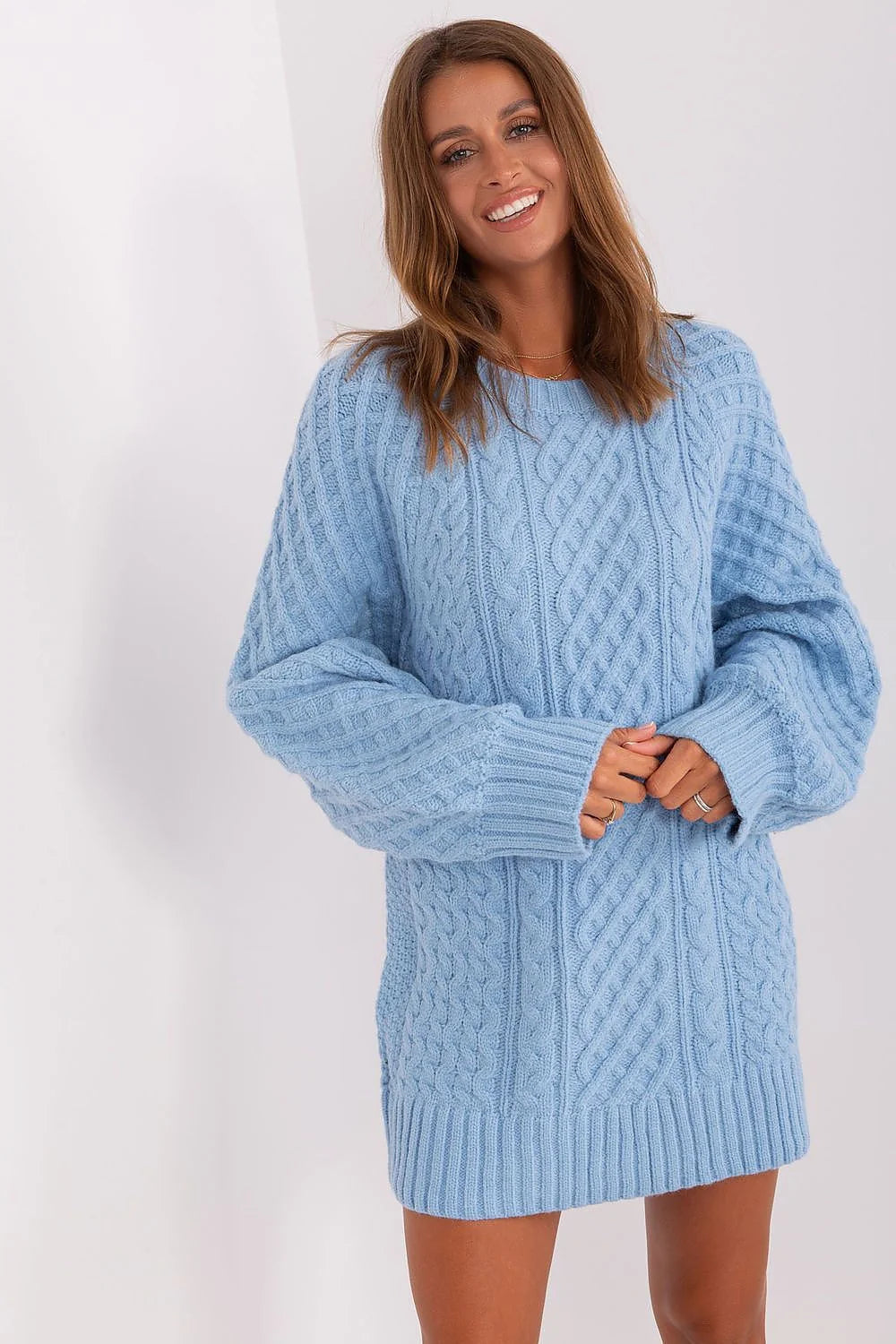 Robe pull longue femme en maille acrylique texture tricot torsadé bleu clair manches longues bouffantes encolure ronde ourlet côtelé