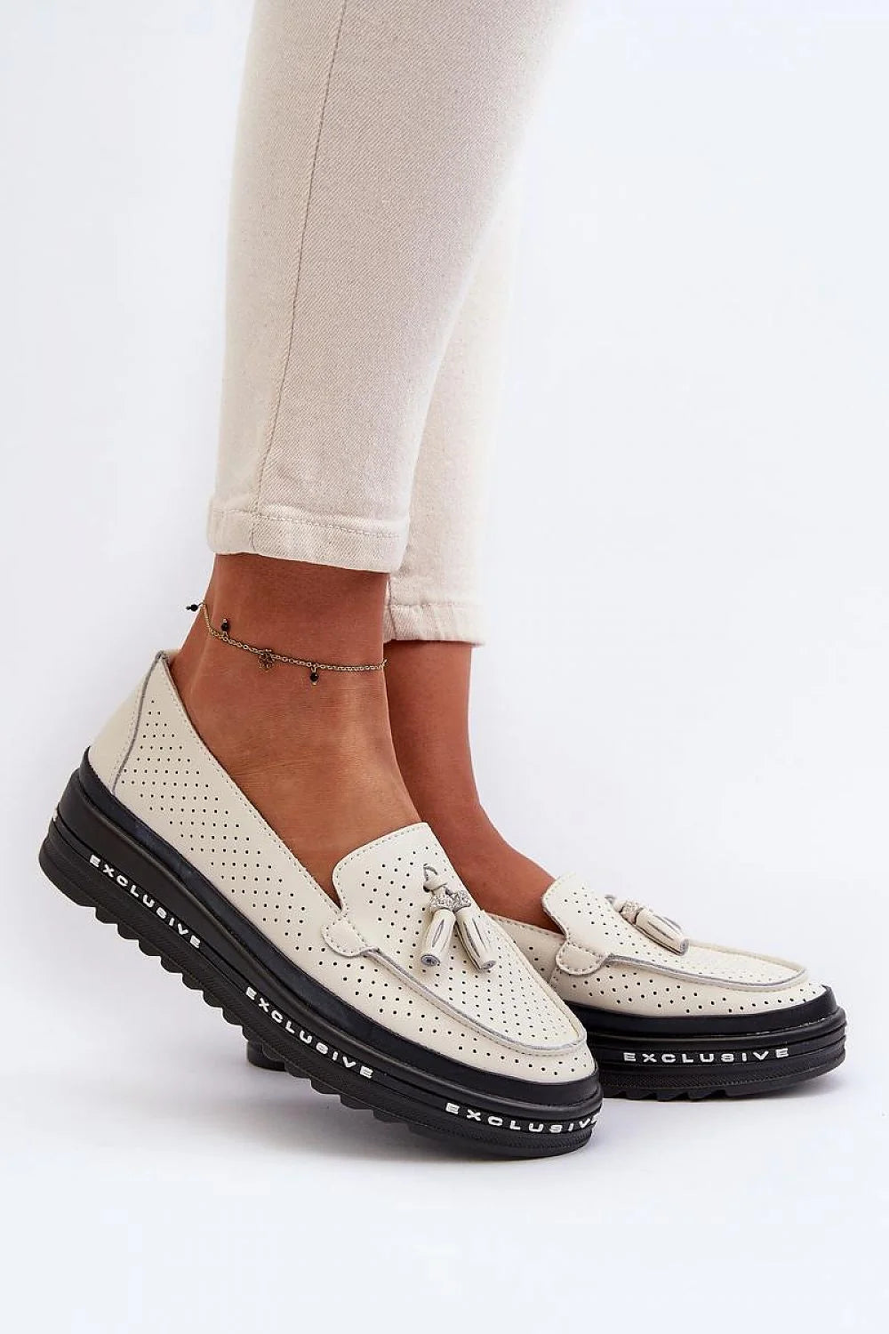 mocassins femmes cuir synthétique perforés beige crème pompons bout rond surpiqûres semelle plateforme noire crantée exclusive confort urbain quotidien sophistiqué