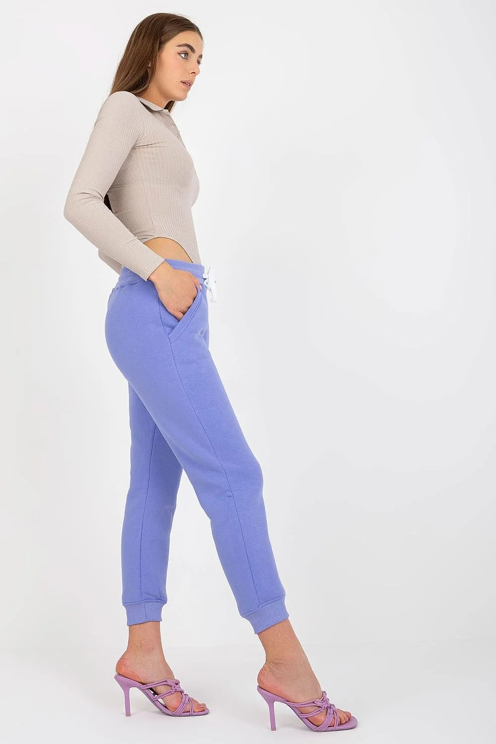 Tenue tendance décontractée féminine haut moulant manches longues pantalon jogging vert olive coton élasthanne