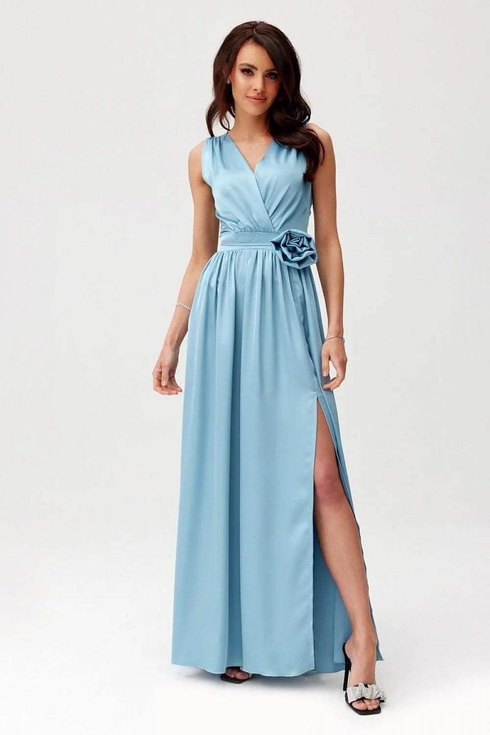 Robe de cocktail élégante longue sans manches décolleté V satin bleu clair taille ajustée fleur décorative fente haute femme