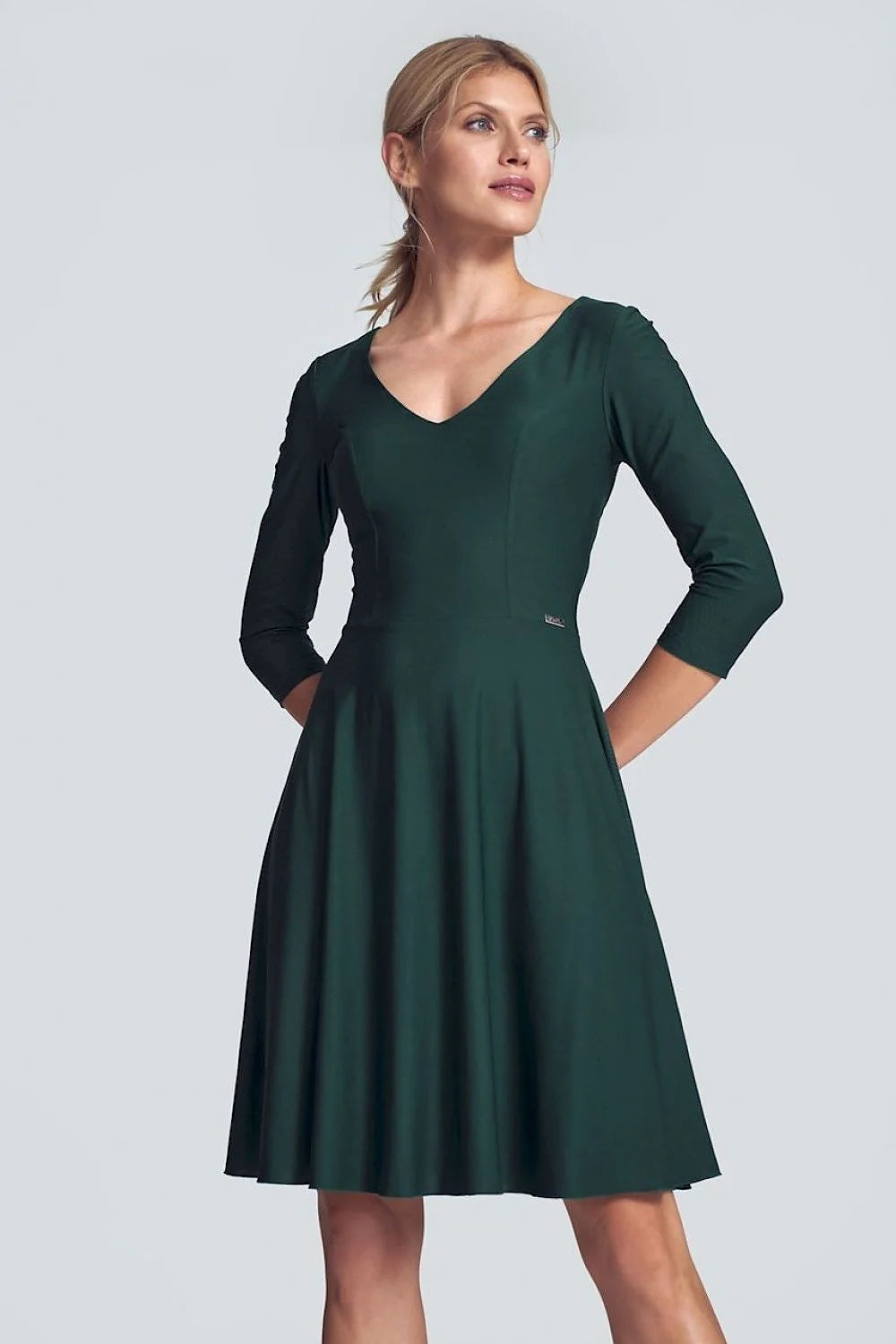 Robe de cocktail beige élégante col V manches 3/4 ajustée jupe évasée femme moderne