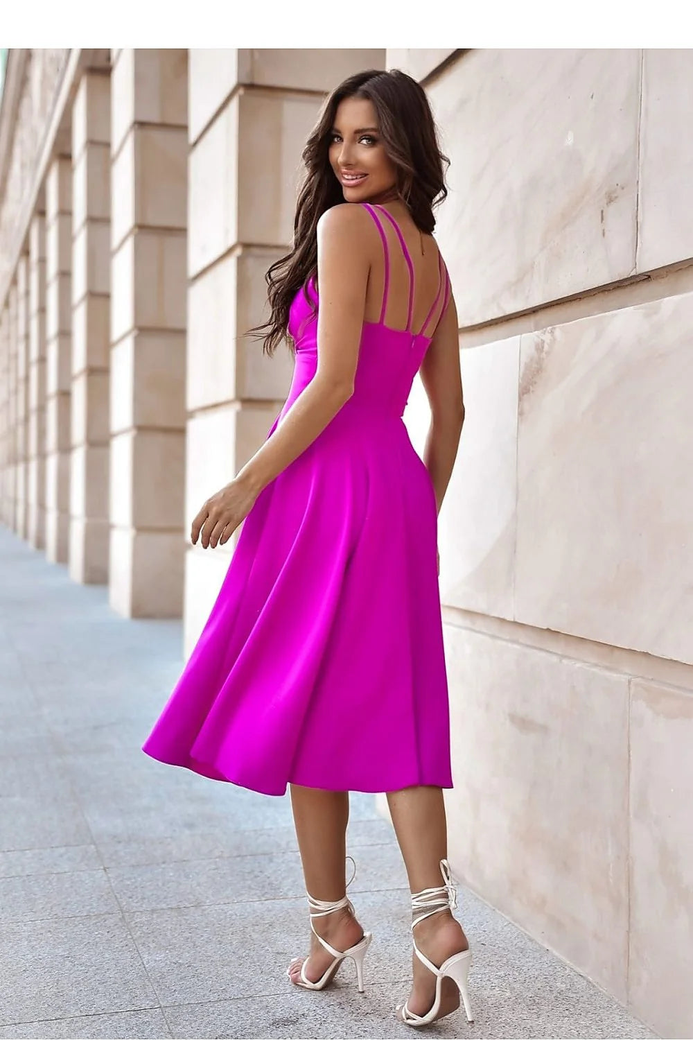robe soirée fuchsia satinée mi longue bretelles fines ajustables décolleté cachecoeur taille cintrée jupe évasée fente latérale drapée fluide brillante