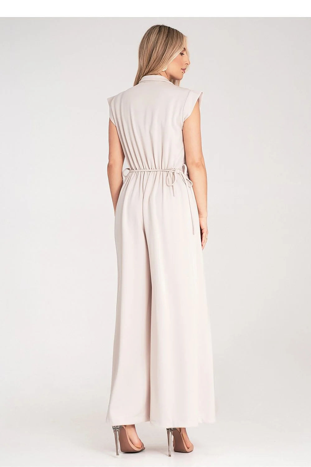 combinaison élégante moderne longue palazzo jambes larges col chemise boutonnage central épaules structurées fluide femme ceinturée fleur appliquée