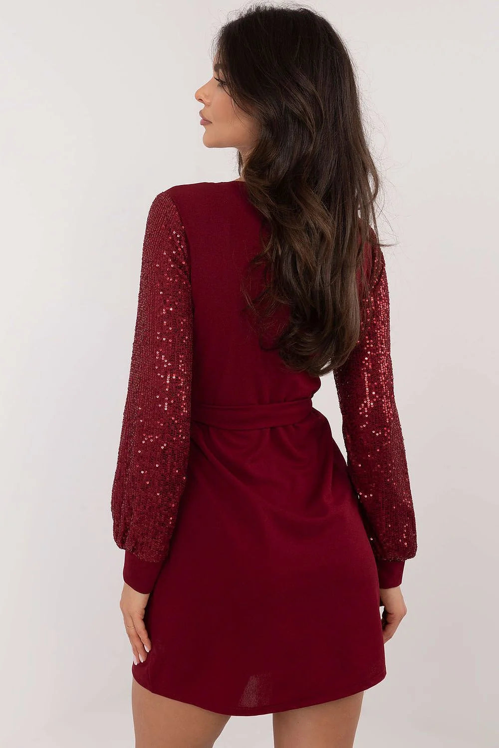 Robe de cocktail élégante couleur rouge bordeaux coupe crayon ceinture intégrée manches longues paillettes femme occasion formelle