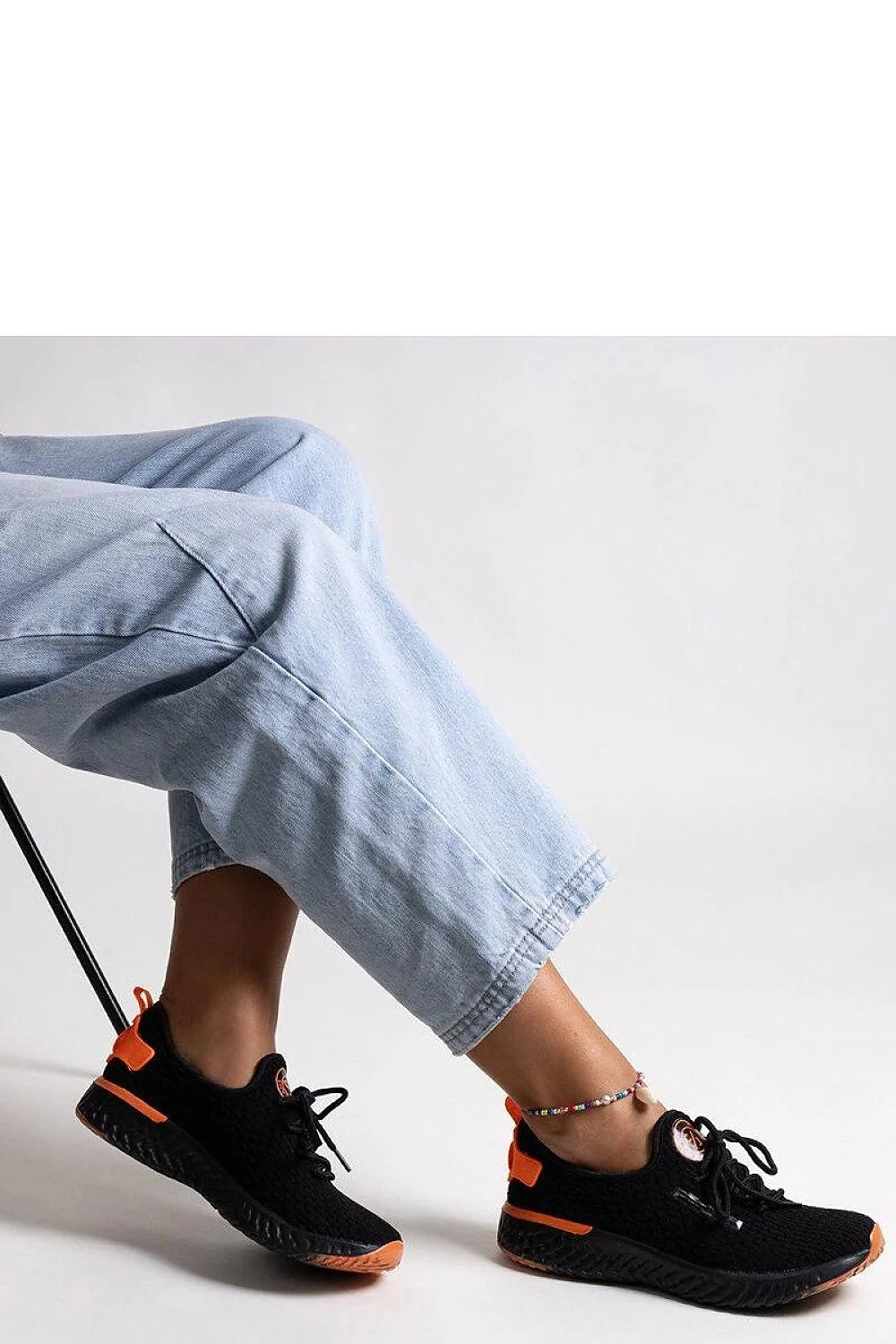 Baskets mode femmes design moderne couleur noire et orange semelle caoutchouc comfort urbain sportif