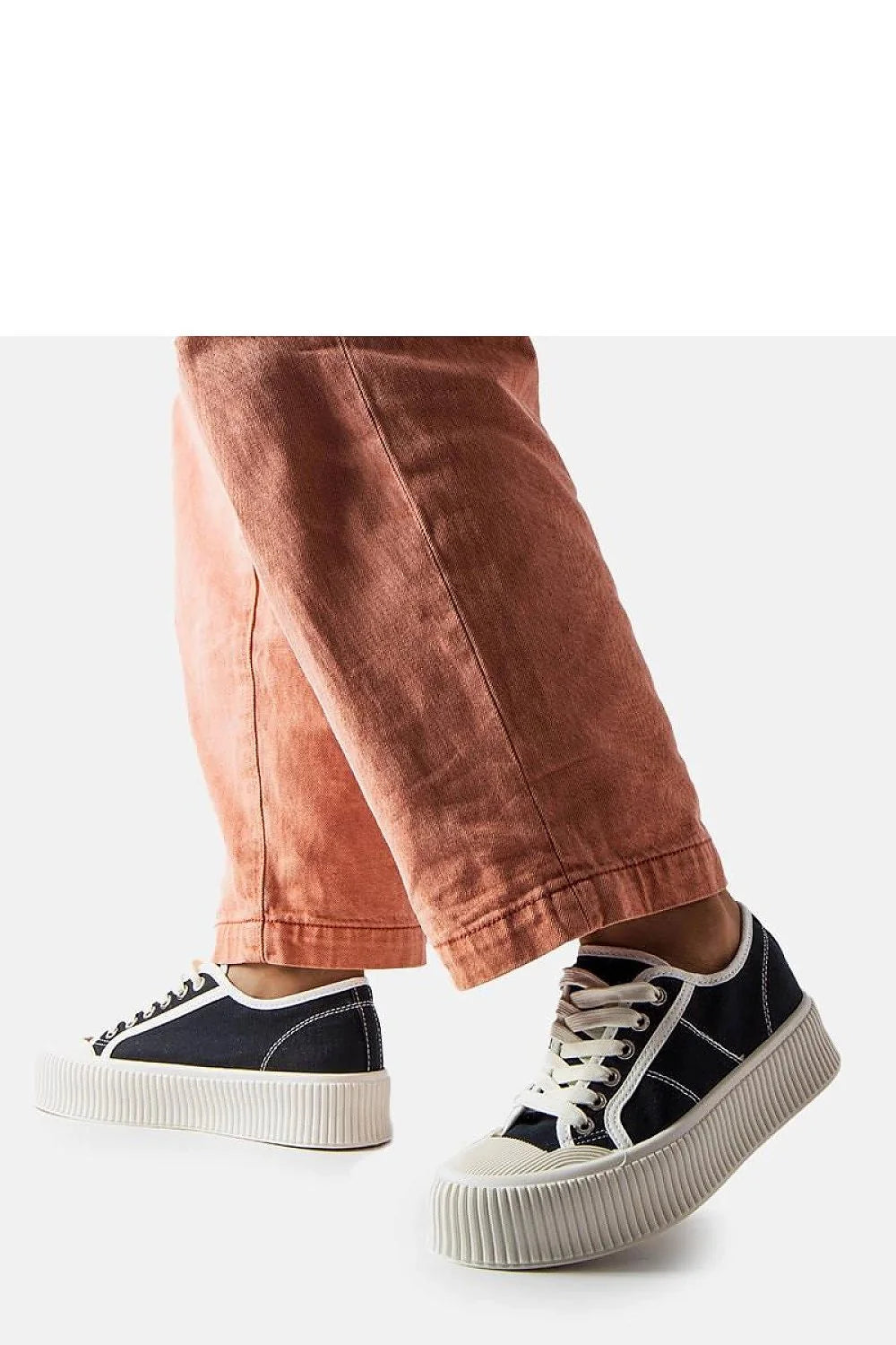 baskets femmes Castanthei Solea sneakers toile noire accents offwhite lacets écrus œillets métalliques semelle plateforme blanche nervurée