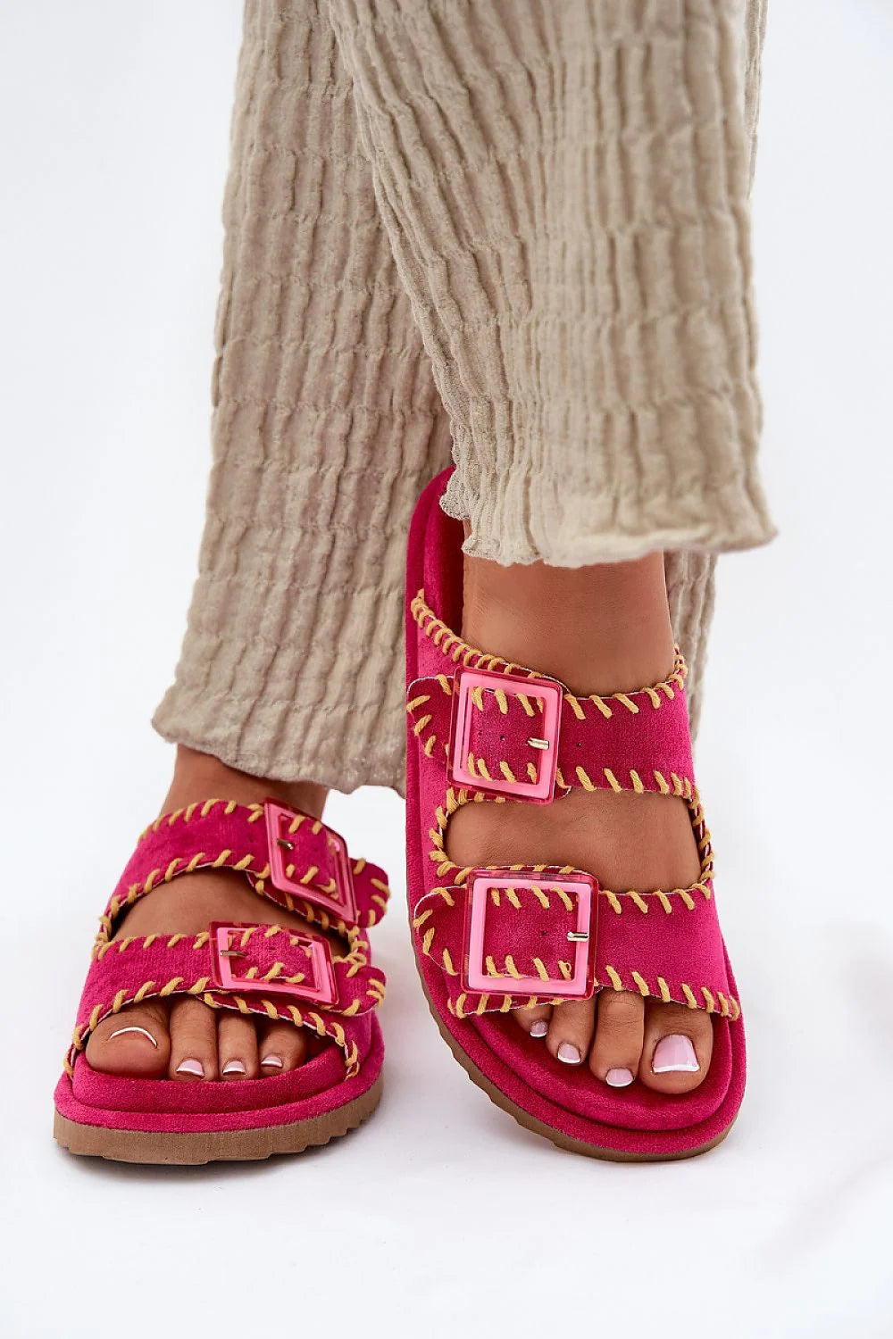 Sandales femmes style décontracté moderne couleur rose vif sangles croisées boucles transparentes suédine écologique semelle profilée amorti confortable été vacances urban
