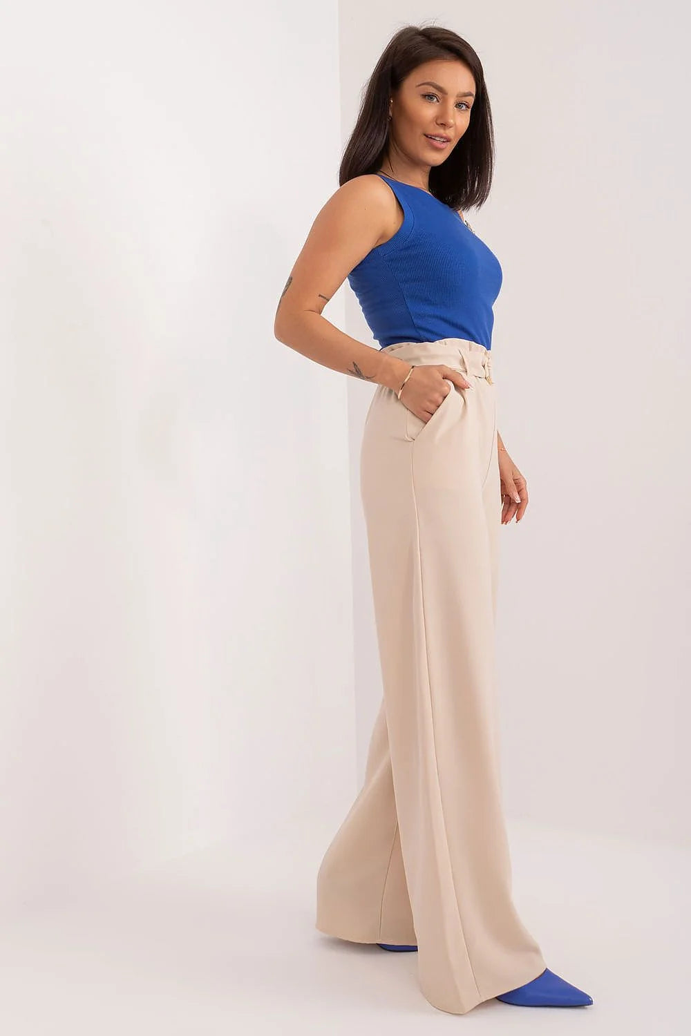 Tenue chic femme deux pièces haut débardeur bleu vif pantalon beige clair haute taille large coupe style moderne