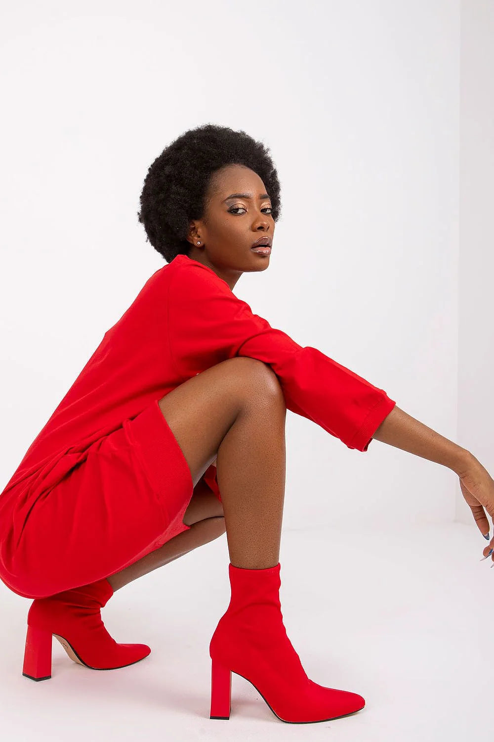 robe sweatshirt femme oversize rouge midi coupe droite manches longues col arrondi bateau poches zippées ourlets côtelés molleton