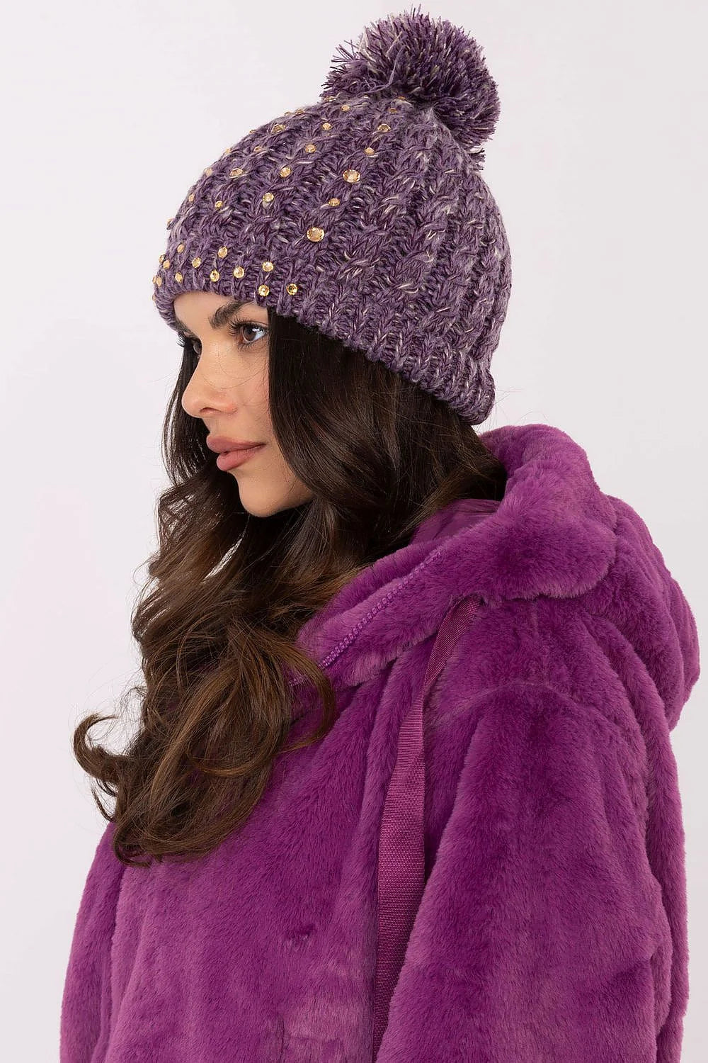 bonnet tricot épais violet métallisé pompon duveteux perles dorées brillantes veste fausse fourrure moelleuse col large cordons serrage fermeture éclair