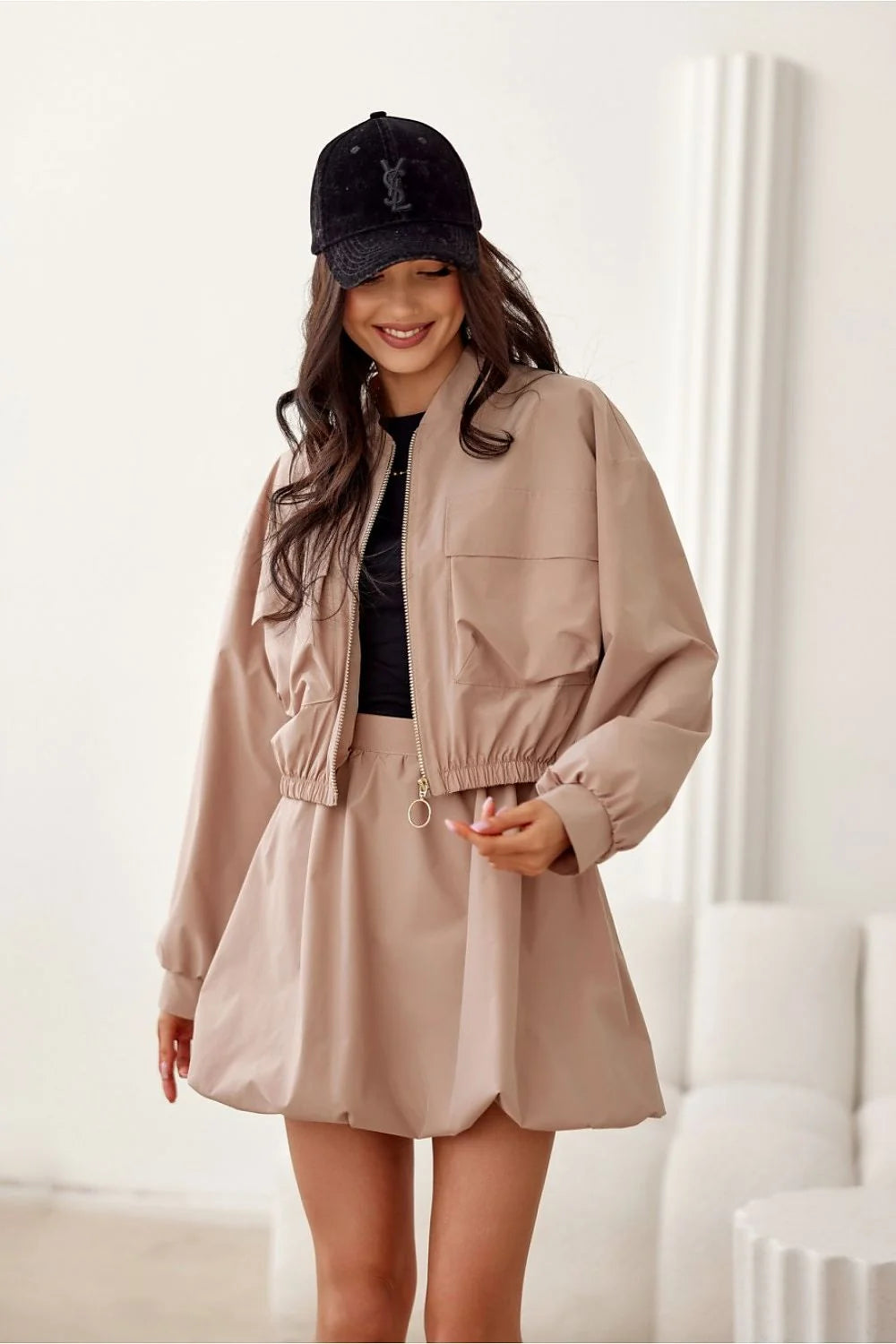 Veste bomber et jupe évasée coordonnée beige femme style urbain moderne look minimaliste coupe courte manches longues