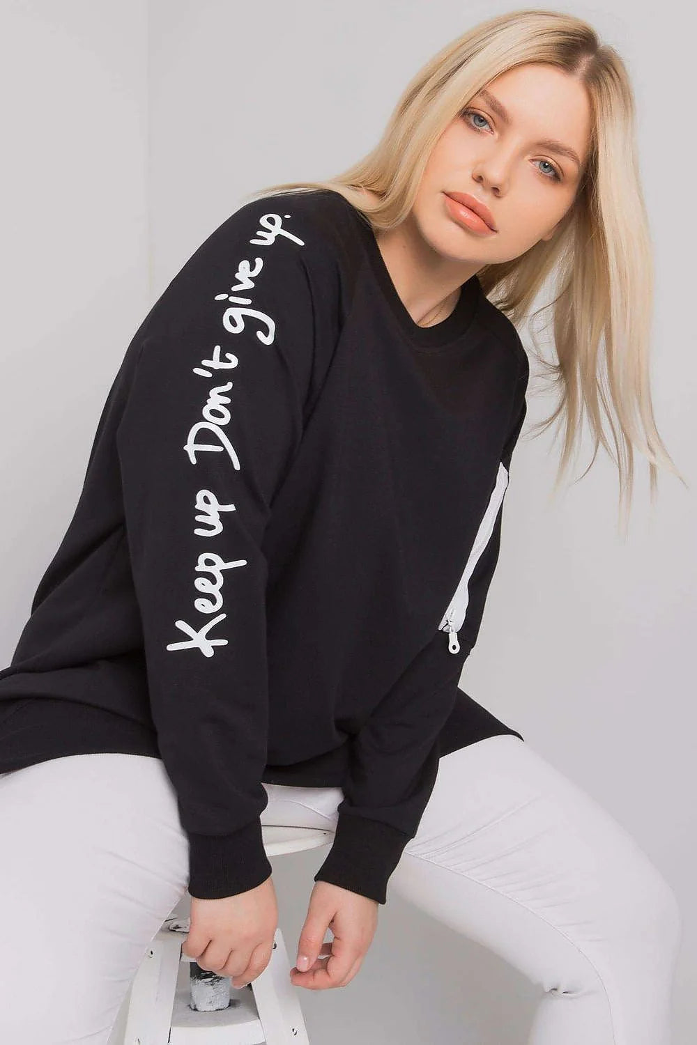 Sweatshirt ample en coton bordeaux décontracté streetwear avec poche zippée et inscription originale femme