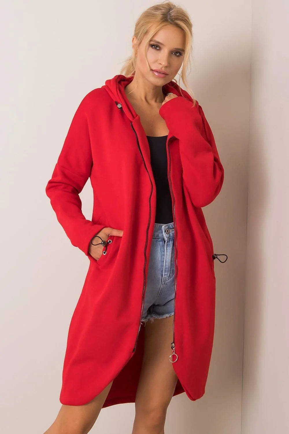 Manteau pour femmes design moderne audacieux couleur fuchsia vif coupe oversize matériau structuré fonctionnalité confort